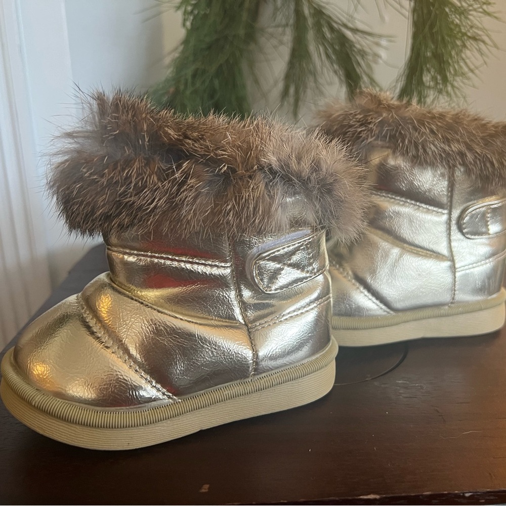 KVbabby Toddler Gold Snow Boots - Worn one time, Size 4.5 M